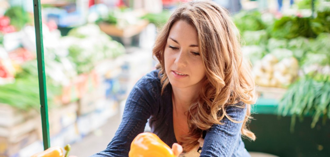 Jak kupować żywność na bazarkach, żeby nie ryzykować zdrowiem? Sprawdź, na co uważać i na co zwrócić uwagę