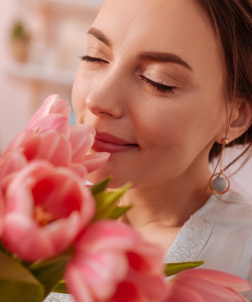 Tulipany, goździki, róże – jakie kwiaty wręczyć w&nbsp;Dniu Kobiet?