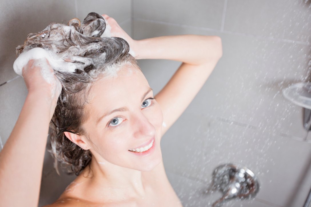 Prawidłowe mycie włosów ma większe znaczenie niż myślisz! Jak często myć włosy i w jaki sposób zrobić to najlepiej?