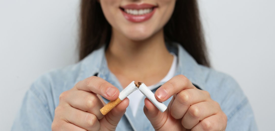 Lista nieoczywistych korzyści zerwania z papierosami: będziesz zaskoczona, co możesz zyskać!