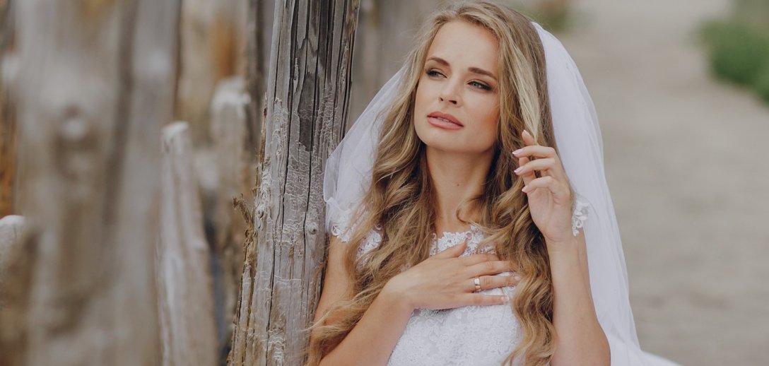 Najmodniejsze fryzury ślubne 2024 z rozpuszczonych włosów: eleganckie i romantyczne