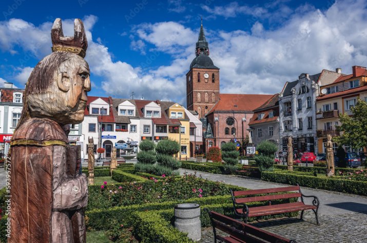 Rynek i kolorowe kamienice w Biskupcu