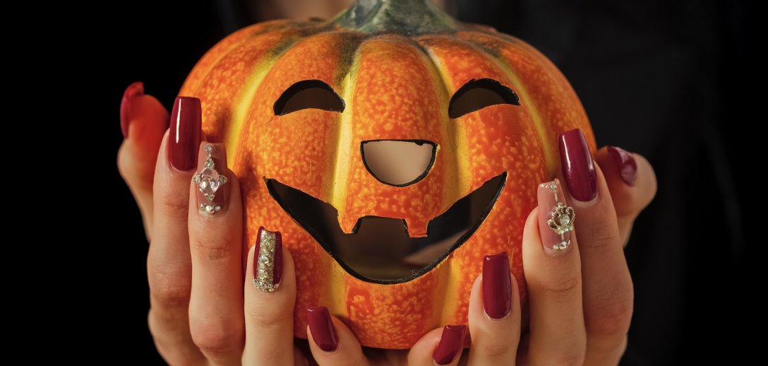 Paznokcie na Halloween 2024: 35 inspiracji na upiorny manicure