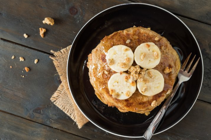 omlet z bananem i płatkami owsianymi - przepis 77732157_m