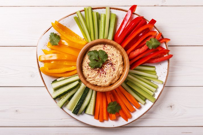 Fit przekąski na imprezę hummus z ciecierzycy z warzywami 54731352_m (1)