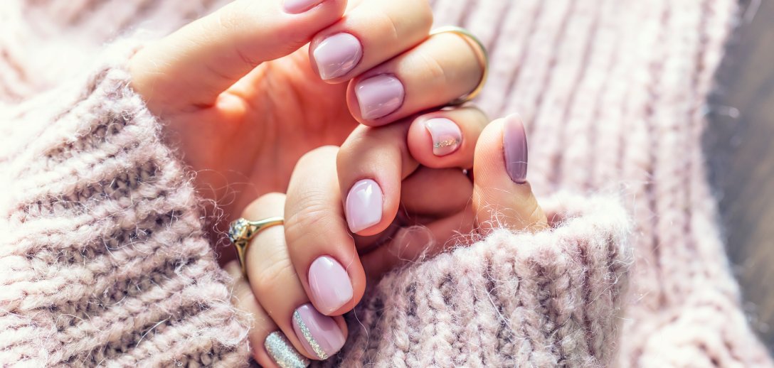 Modny manicure na krótkich paznokciach: oryginalne pomysły na każdą okazję