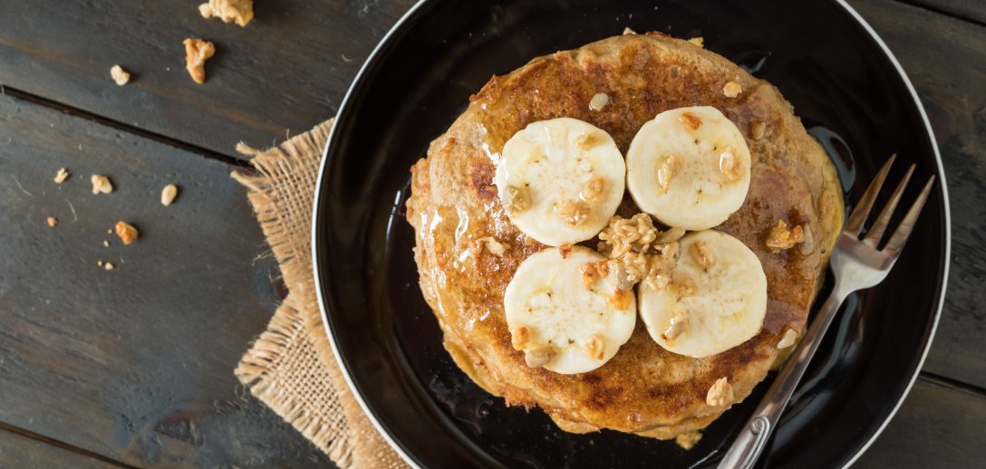 Omlet z bananem i płatkami owsianymi – przepis