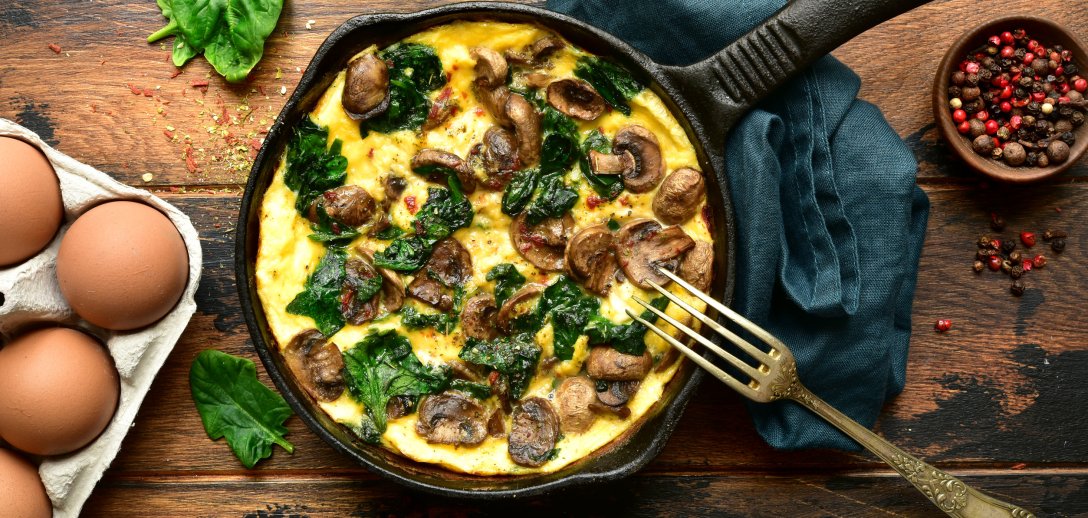 Prosty przepis na omlet ze szpinakiem i pieczarkami