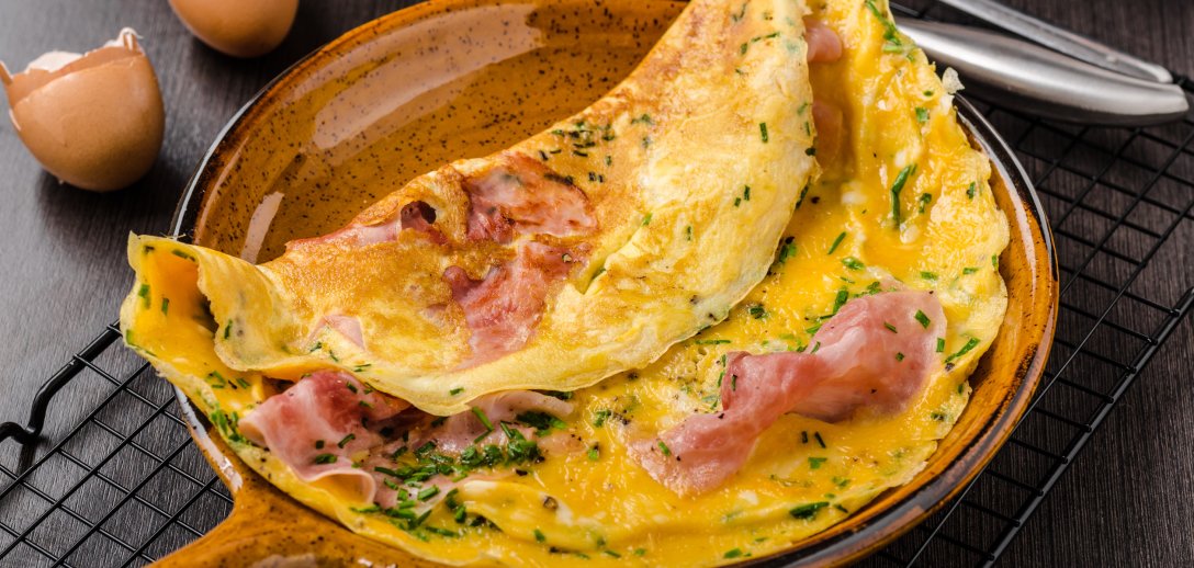 Keto omlet z twarogiem: sycące śniadanie pełne zdrowych tłuszczów. Przepis