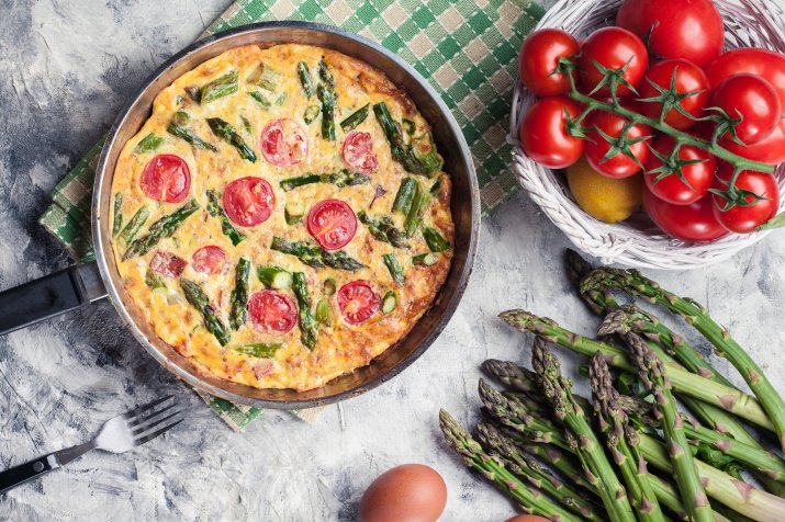 omlet-ze-szparagami-i-pomidorami-przepis-126794529_m