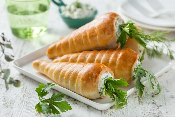 rożki-z-nadzieniem-trzy-sery-na-Wielkanoc-przepis-AdobeStock_565899233