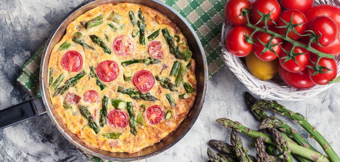 Omlet ze szparagami i pomidorami: lekkie, wiosenne danie idealne na każdą okazję. Przepis