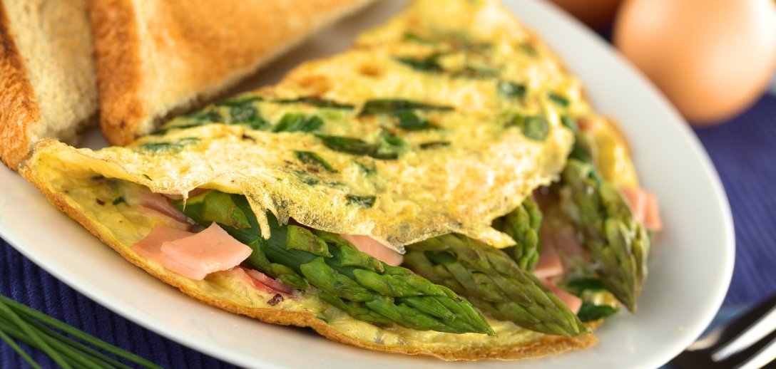 Omlet ze szparagami i szynką: propozycja dla miłośników keto i low-carb
