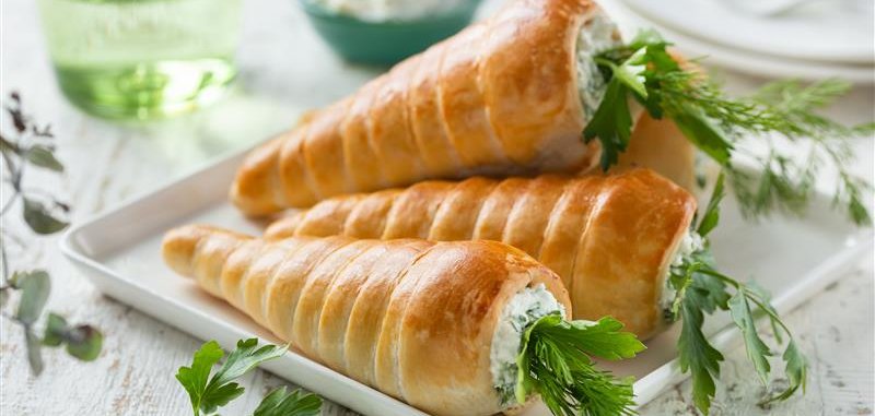 Rożki z nadzieniem 3 sery: przepis na lekką, wegetariańską przekąskę na Wielkanoc