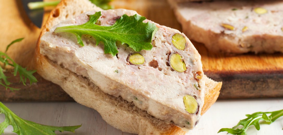 Terrina drobiowa z pistacjami: przepis na wykwintną przystawkę na Wielkanoc
