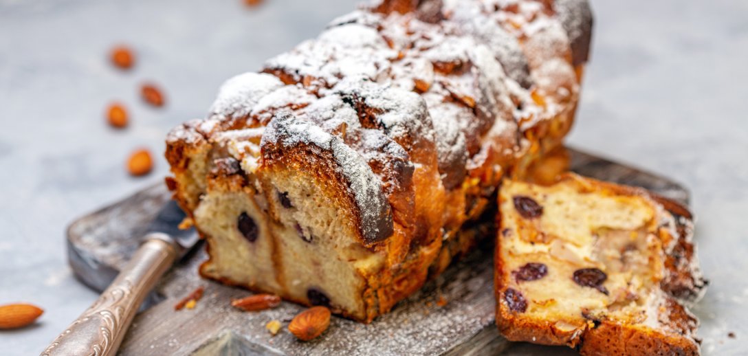 Miękki, aromatyczny keks rumowy z bakaliami na Wielkanoc