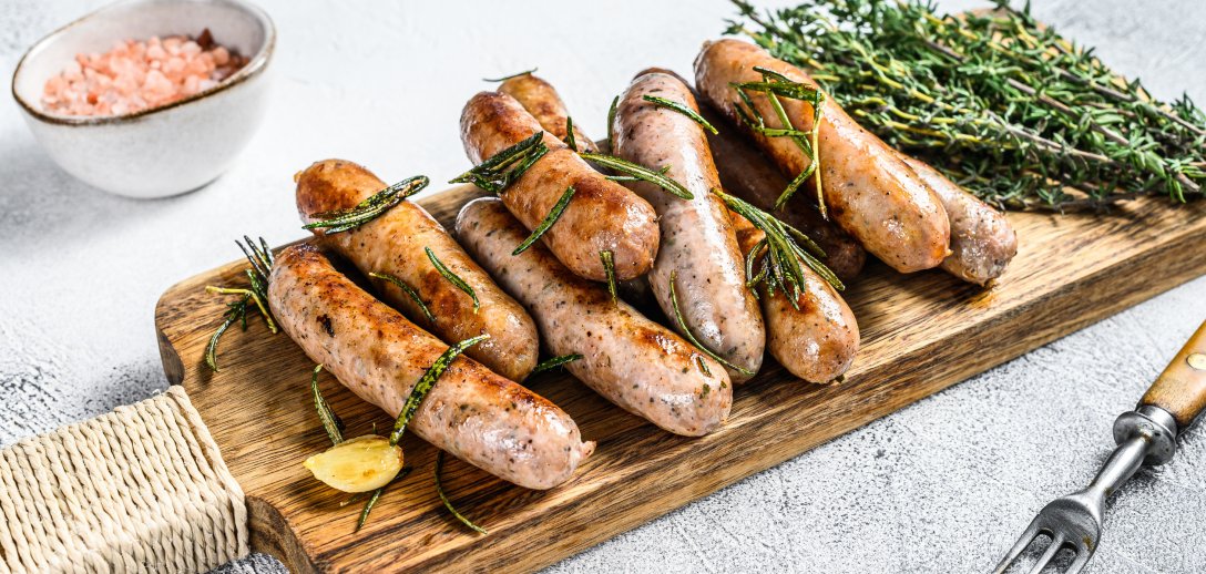 Pieczona biała kiełbasa: szybkie i smaczne danie na świąteczny stół