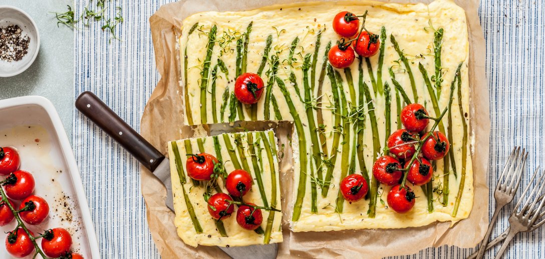 Pieczony omlet ze szparagami: lekkie danie na świąteczne spotkania