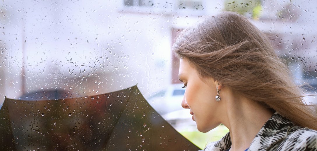 Niżowa pogoda daje ci się we znaki? Sprawdź, jak o siebie zadbać, gdy spada ciśnienie atmosferyczne