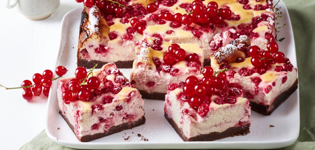 Przepisy na pyszne desery z porzeczkami – nasze ciasto porzeczkowiec to prawdziwy hit!