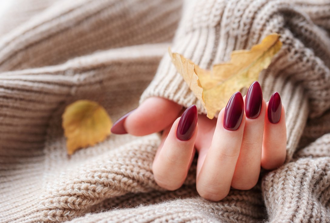 Modny manicure na jesień 2025: od brązów i czerwieni po metaliczne akcenty