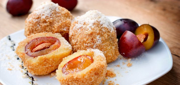 5 kulinarnych hitów ze śliwkami – przepisy na knedle, powidła, nalewkę, bigos i żeberka