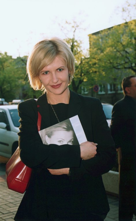 Joanna-Racewicz-kiedyś-i-dziś-2002-otwarcie-salonu-dermika