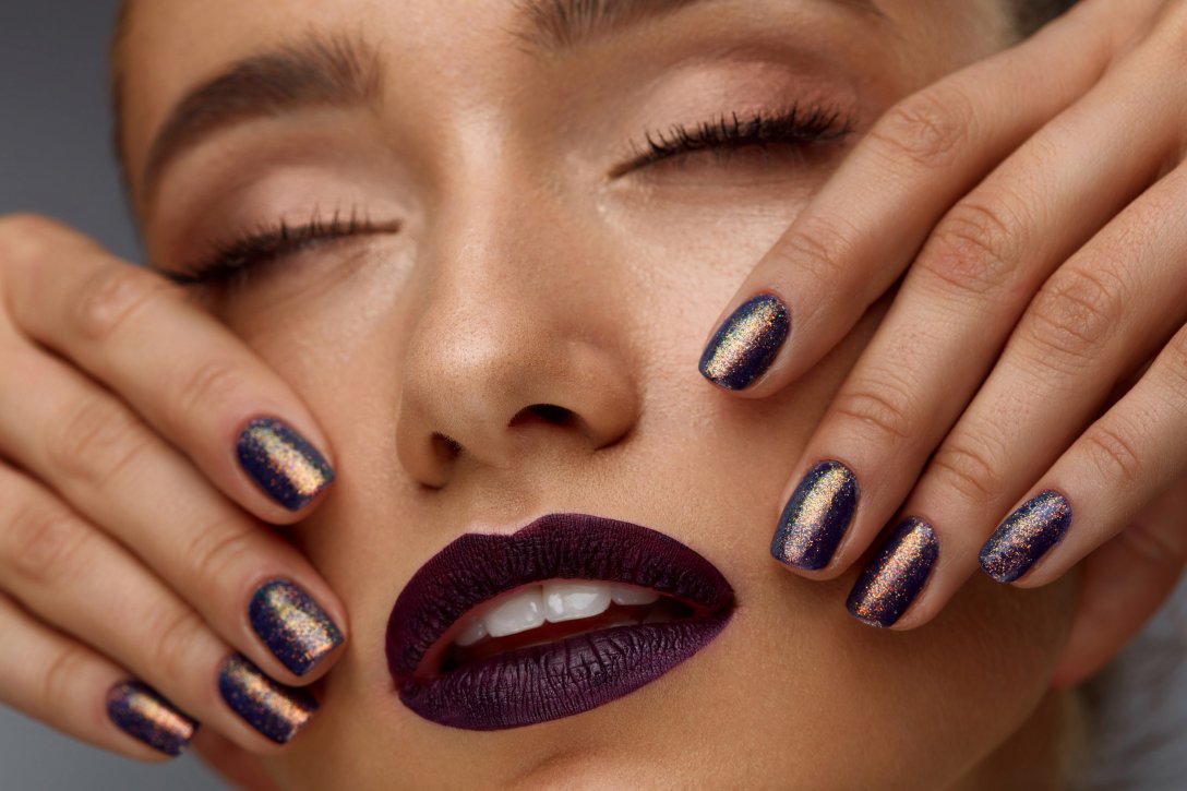 10 trendów w manicure 2026: od "kociego oka" po futurystyczny chrom