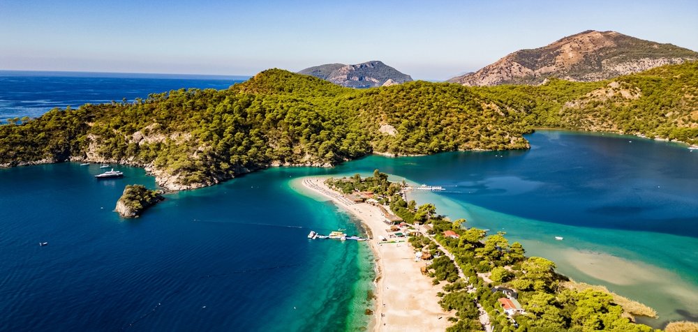 Turcja na pierwszy zagraniczny wyjazd: dlaczego wiele osób wybiera właśnie ten kierunek?