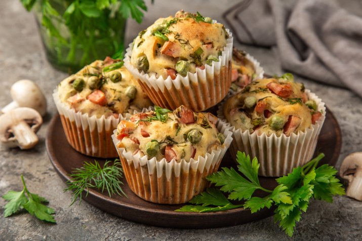 MUFFINY-Z-SZYNKĄ-GROSZKIEM-I-CHRZANEM-GettyImages-1314163536
