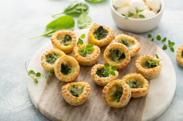 MUFFINY-FRANCUSKIE-Z-FETĄ-I-SZPINAKIEM-GettyImages-1349067600