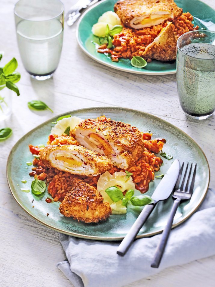 F11172301-Schnitzel-Hawaii in Kokospanade mit Tomatenreis-1