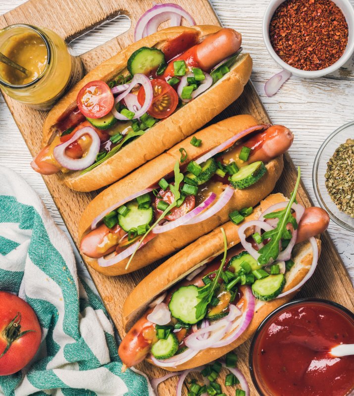 Jak zrobić domowe hot dogi? Pomysły na dodatki, sosy i bułki