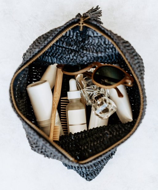 Kosmetyczka na&nbsp;wakacje w&nbsp;wersji mini. 5 produktów do&nbsp;wielu zastosowań