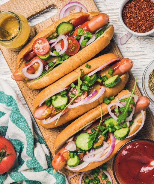 Jak zrobić domowe hot dogi? Pomysły na&nbsp;dodatki, sosy i&nbsp;bułki
