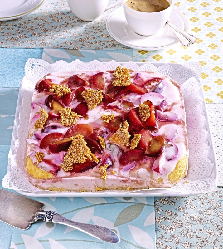 F5791802-Joghurt-Pflaumen-Torte mit Sesamkaramell