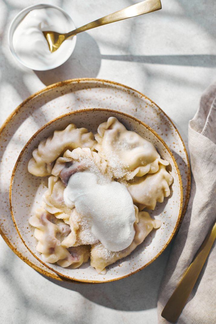 Pierogi na słodko i słono. 3 przepisy oraz triki, które ułatwią lepienie