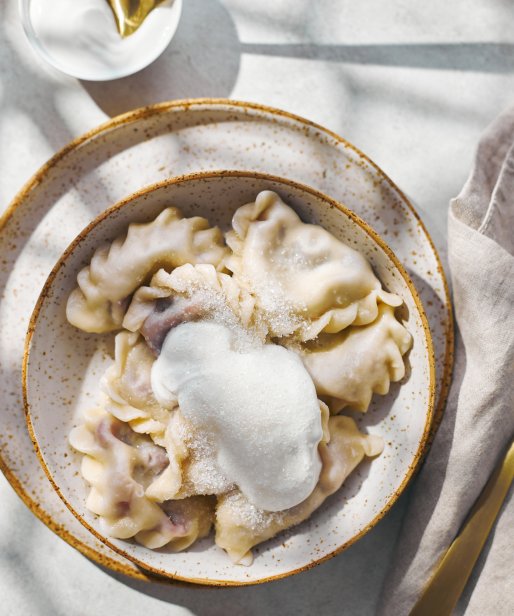 Pierogi na&nbsp;słodko i&nbsp;słono. 3 przepisy oraz triki, które ułatwią lepienie