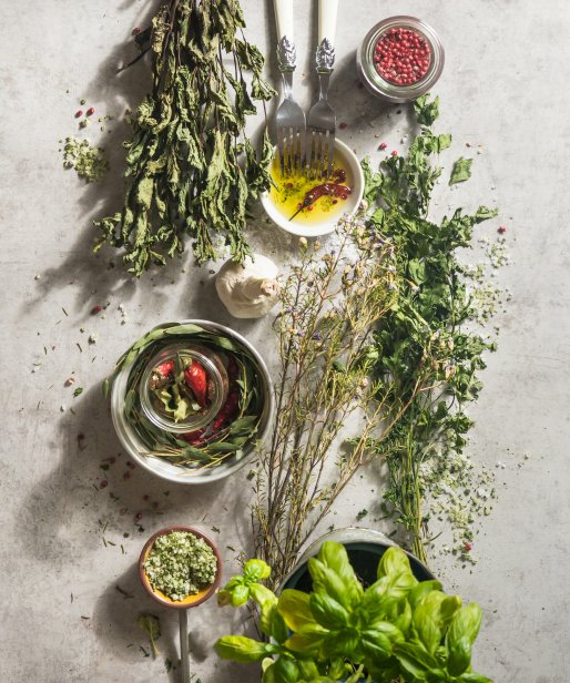 Które zioła suszyć, a&nbsp;które mrozić? Tak zachowają więcej smaku i&nbsp;aromatu