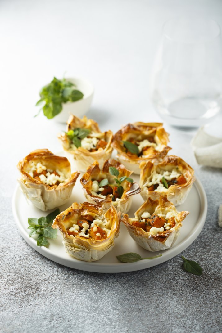 Muffinki w takiej wersji szybko znikają z talerzy. W środku kryją sycący farsz
