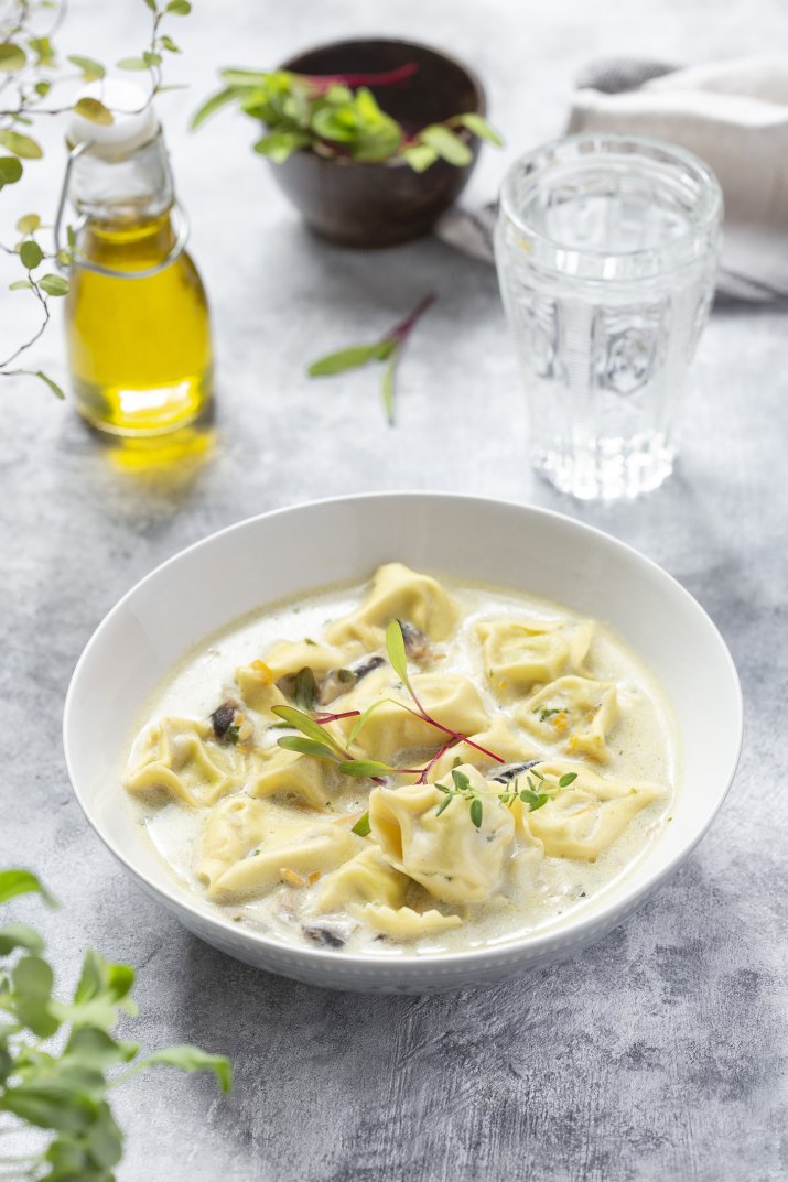 Domowe pierogi z mięsem, którym trudno się oprzeć. Wszystko przez ten sos