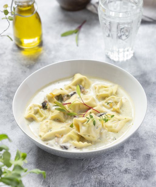 Domowe pierogi z&nbsp;mięsem, którym trudno się oprzeć. Wszystko przez ten sos